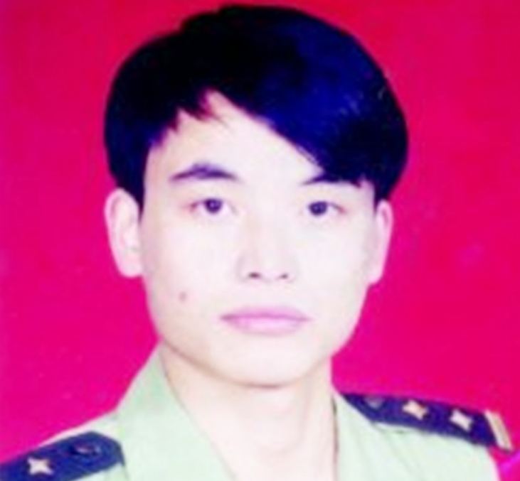 1999年，山东小伙以1敌7身中27刀牺牲，死后身上血衣成一级文物