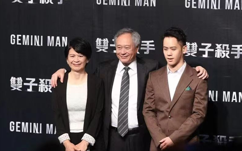 李安一家罕见合体，三人共用一张脸，老婆穿得也很man