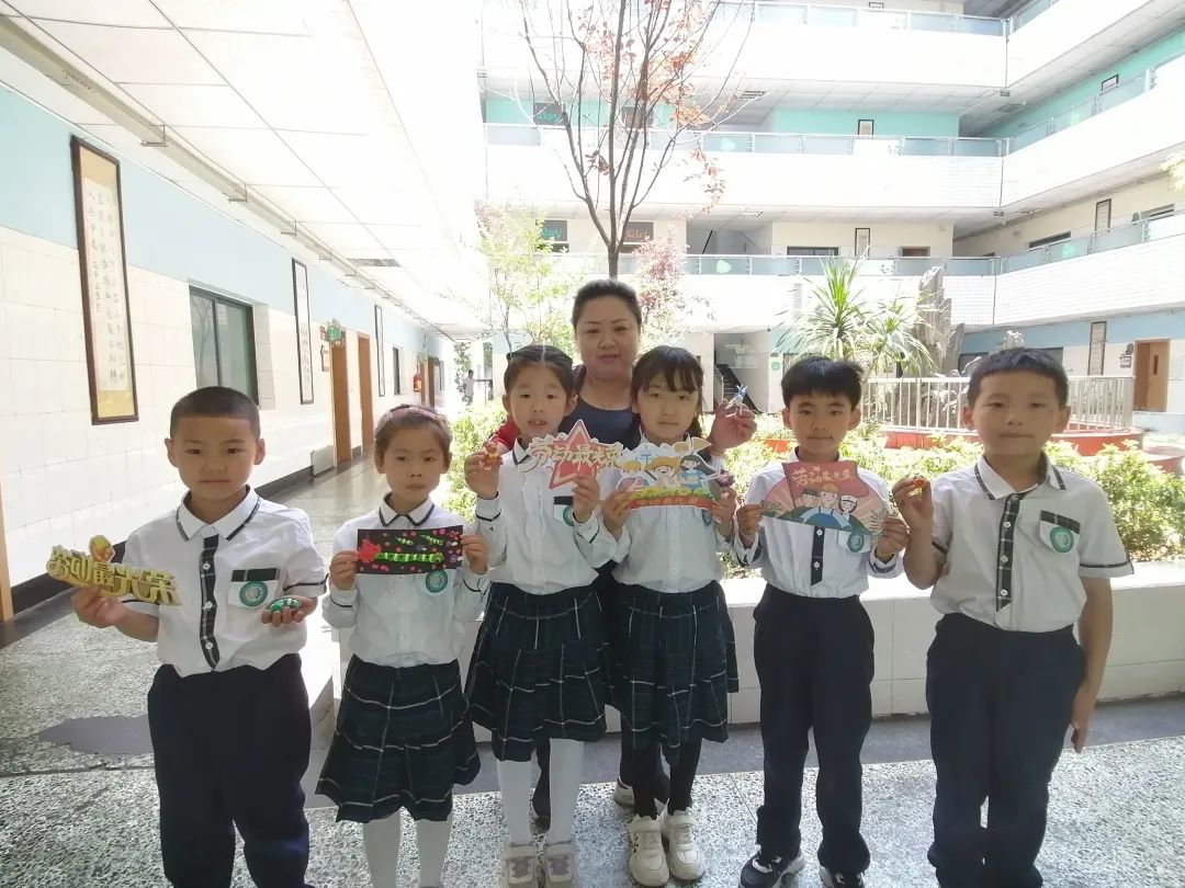南湖小学一年级结合学生实际情况开展丰富多彩的劳动教育实践活动