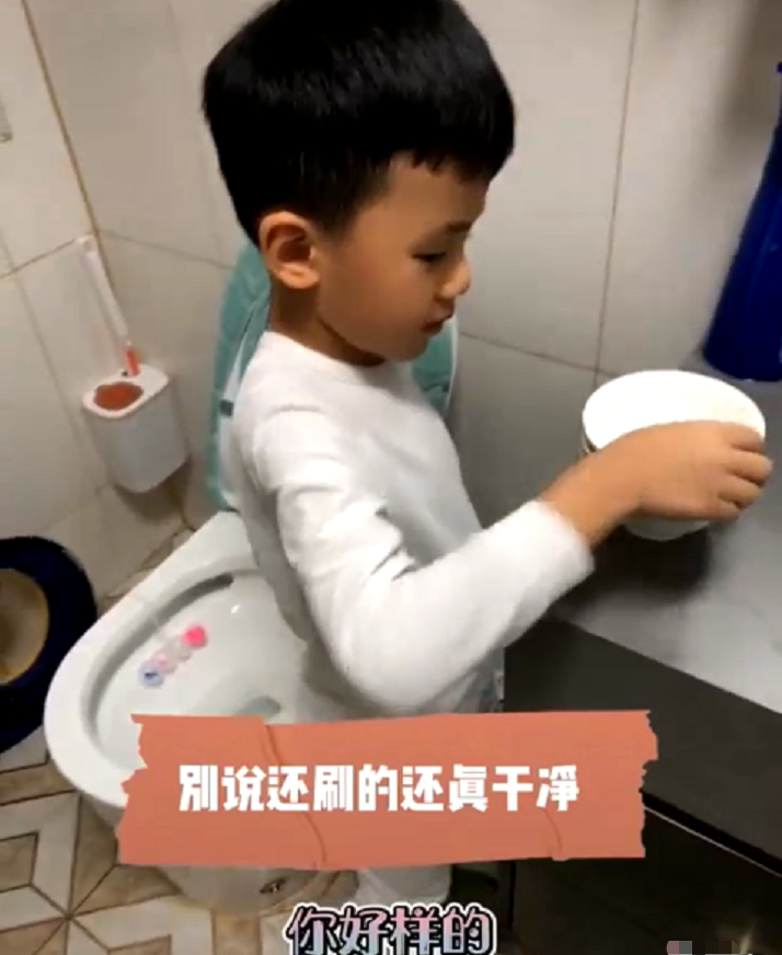 马桶迎来高光时刻，被学生当成洗碗机，场面一度有些失控