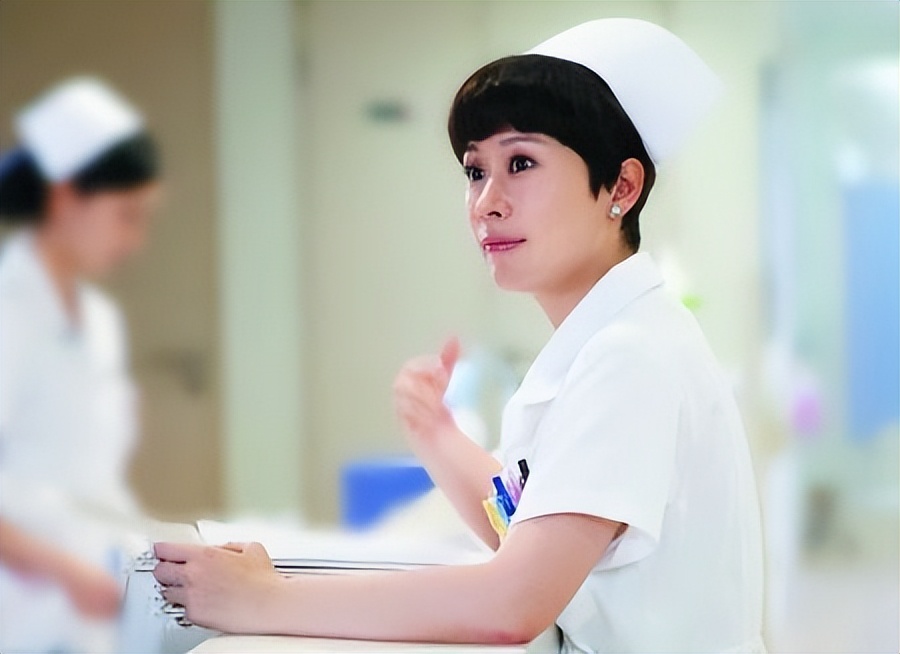 同样是演护士，把朱茵，张柏芝，赵丽颖放在一起，差别就出来了