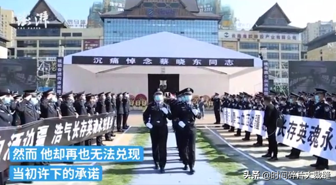 3岁孩子亲穿军装爸爸的照片：哪有岁月静好，是有人为你负重前行