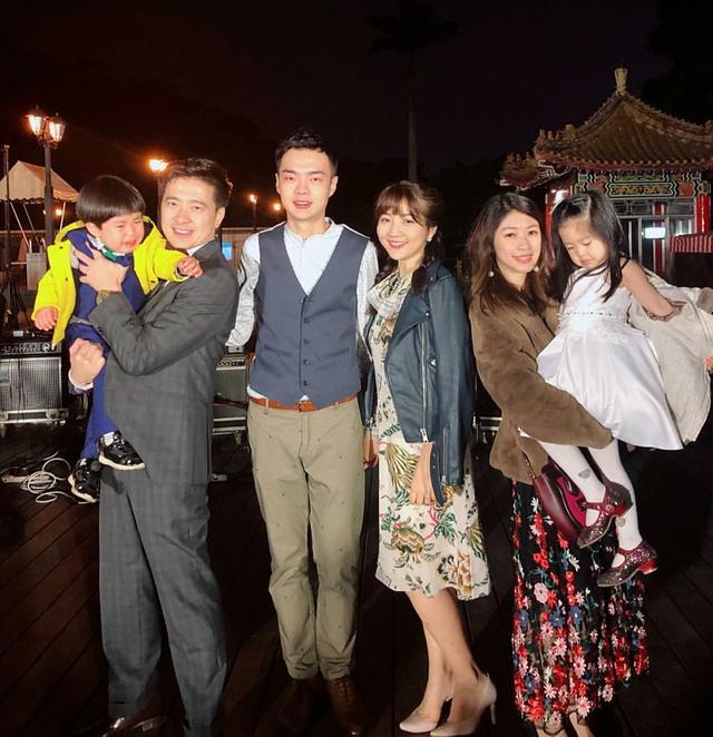 林志颖携弟弟参加年会，合唱18岁时成名曲，小志保养年轻更像弟弟