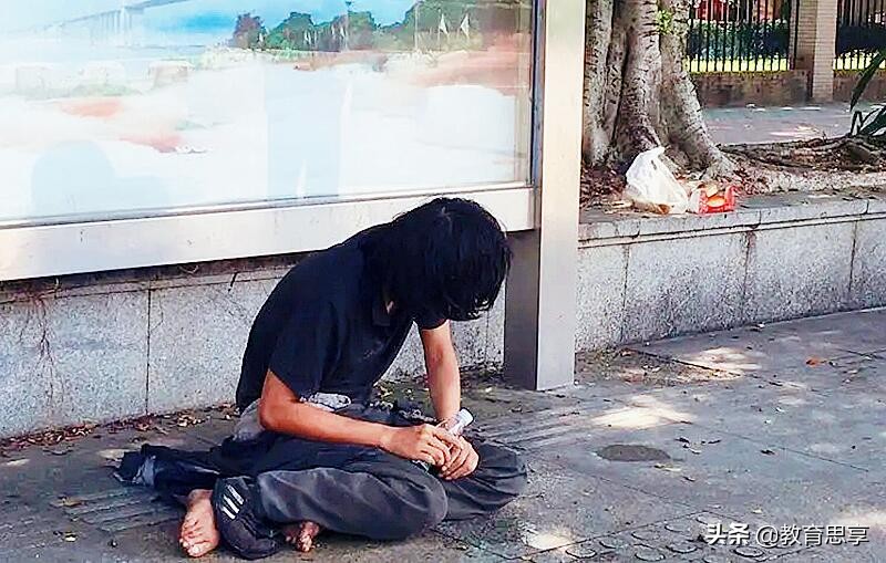 大学生没混好，流浪19年不回家，与母亲见面抱头痛哭