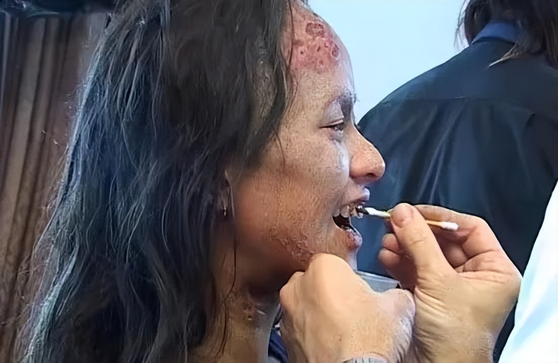 大龅牙、香肠嘴、丑到认不出！这9位扮丑的演员真让人“恶心”