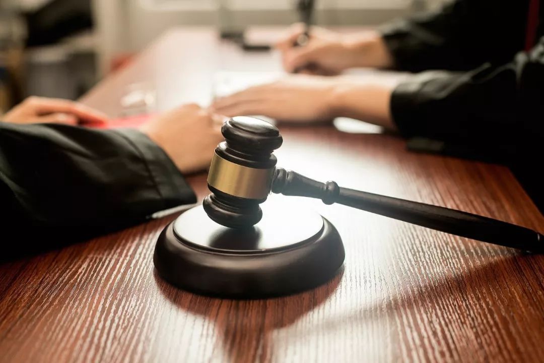 三好友酒店阳台嬉闹 一人跌落致十级伤残 长沙中院：涉事三人按过错比例各担责任，酒店存在安全隐患亦须担责