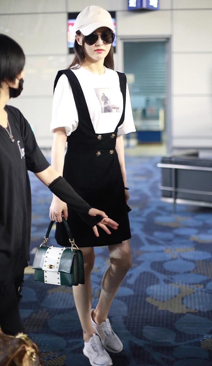 唐嫣生完孩子还这么瘦，背带裙配T恤好清新，看着好像学生妹