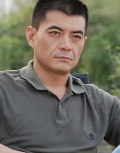 演员王新军：成名后抛妻弃子，把秦海璐宠成宝，前妻火了他却糊了