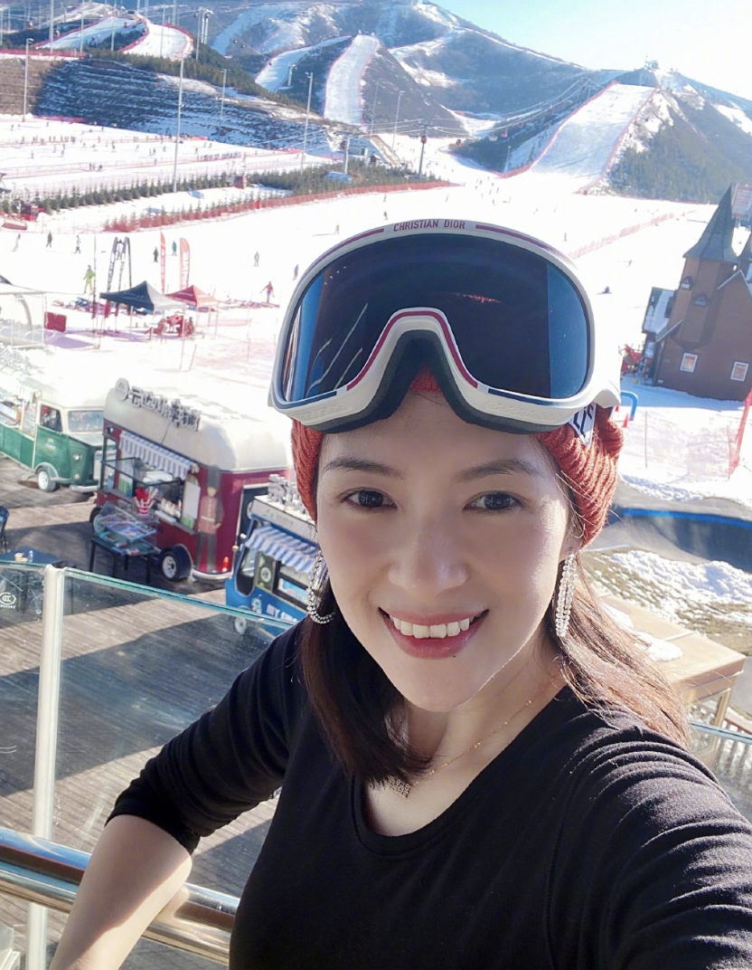 章子怡带女儿滑雪，醒宝用一天半时间掌握技能，单手叉腰很神气