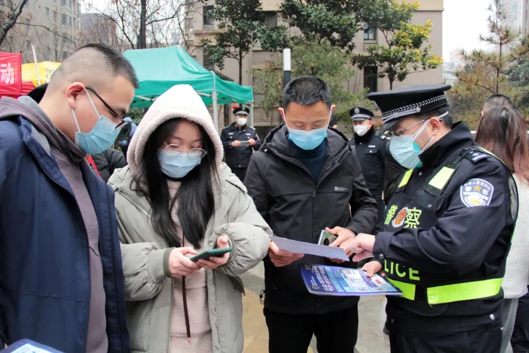 西安公安碑林分局集中开展“三送一访 平安过年”亲民暖民活动