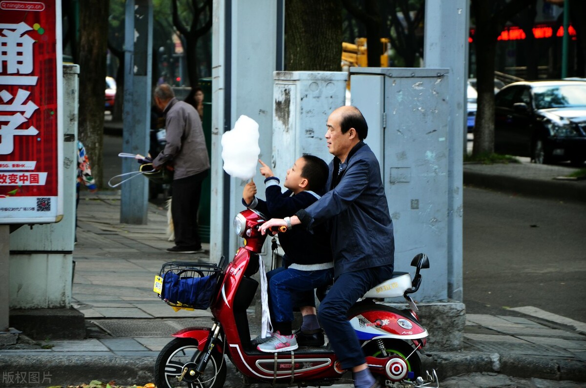 明确：电动车、三轮车、四轮车上路要驾照！年龄、费用讲清楚了