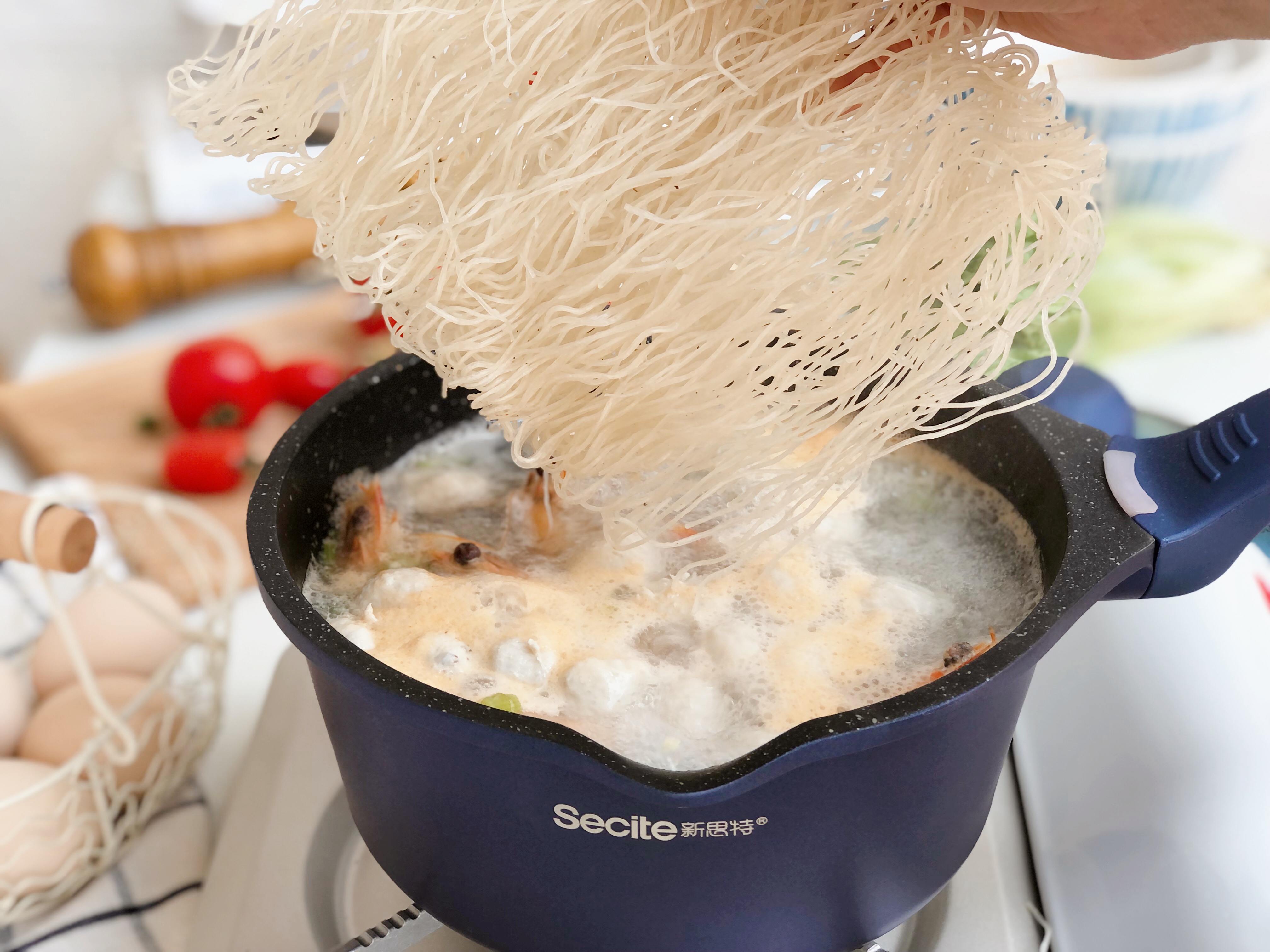 福建闽南爱吃的海鲜米粉汤,教你家常做法,汤鲜味美,百吃不厌