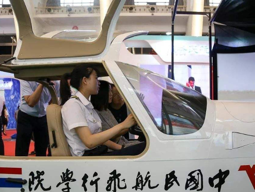 坐落在县城的二本学院，占地面积为全国榜首，部分专业横扫