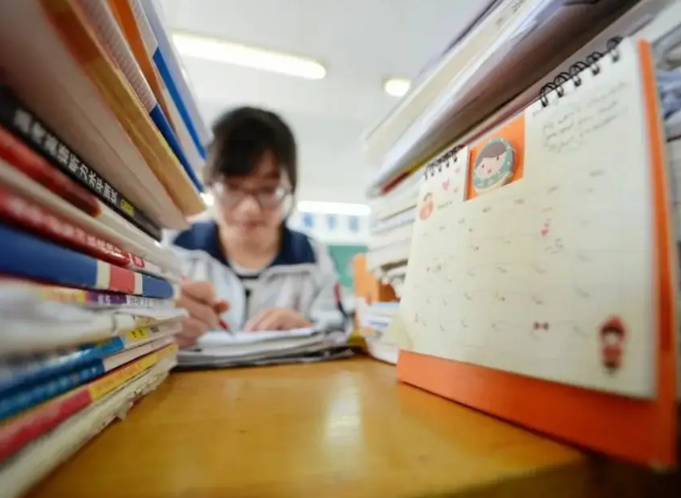 高考草稿纸为何如此神秘？老师还要“回收”，原来还有大用途