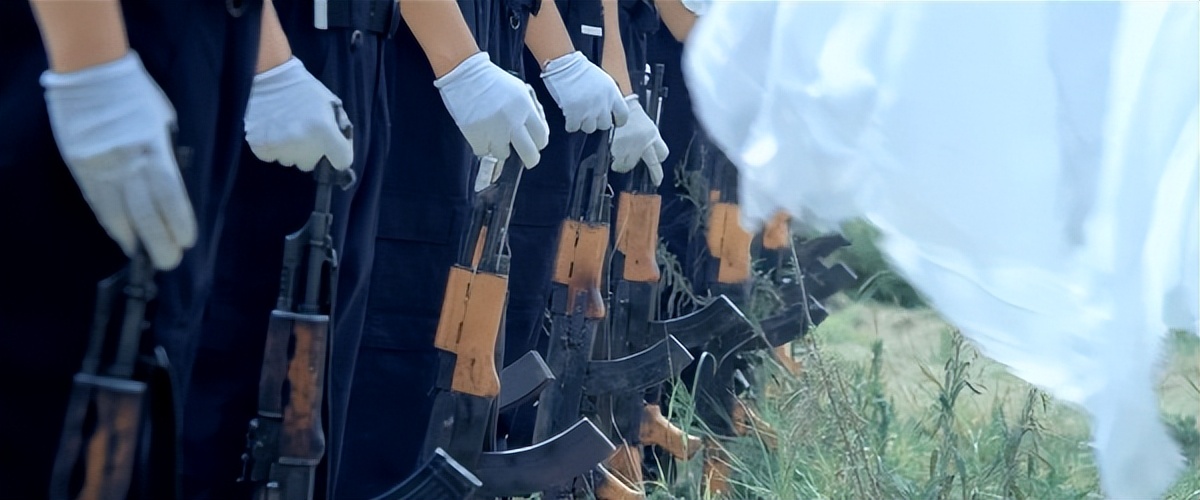 吴京硬汉枪战动作片《战狼》武器解析盘点