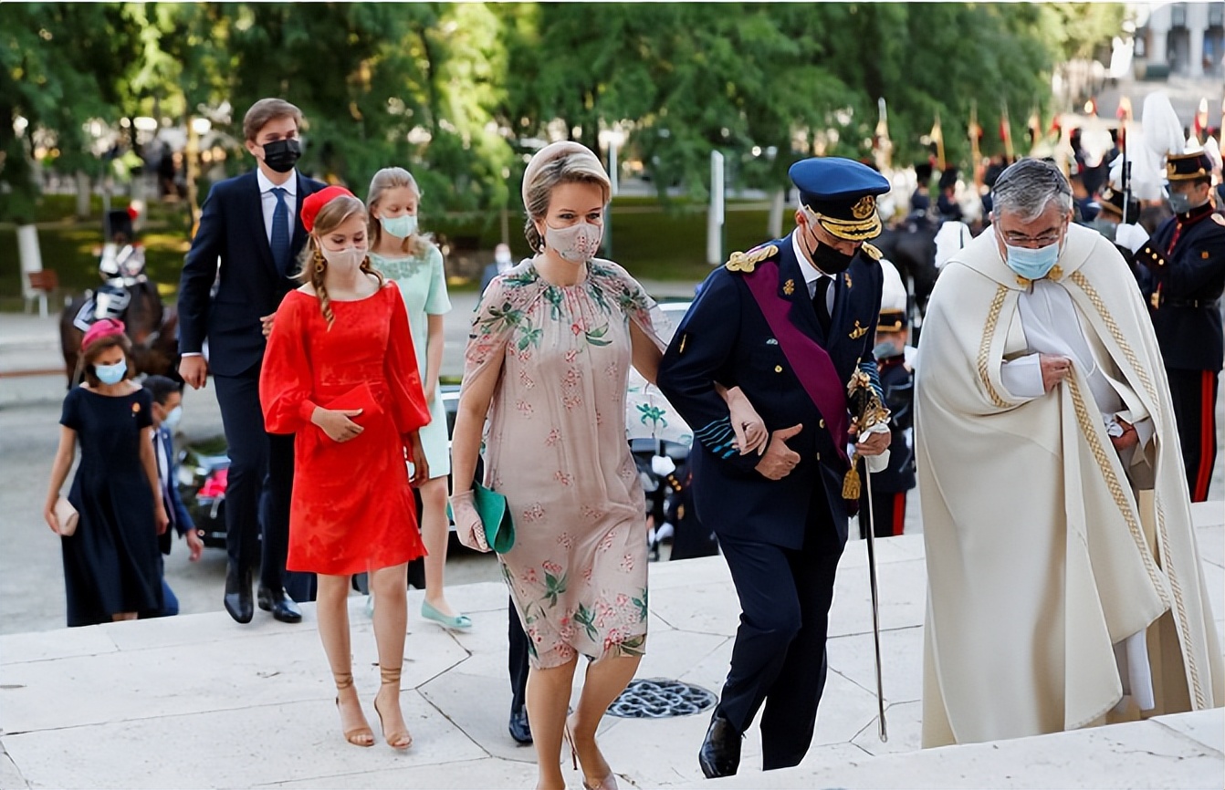 被比利时女王储美到！一袭红裙挽着小王子，好似童话故事里的画面