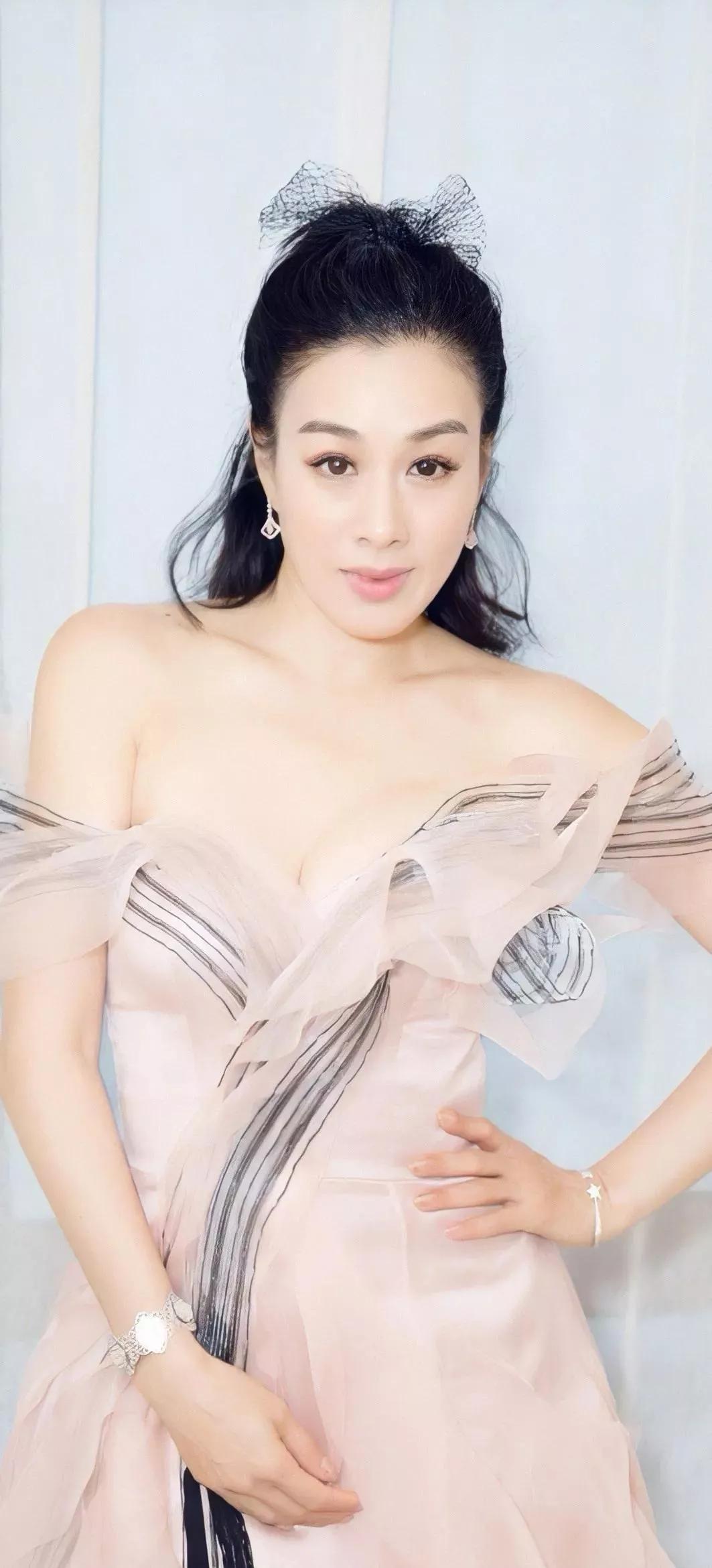 钟丽缇美照一册，欣赏