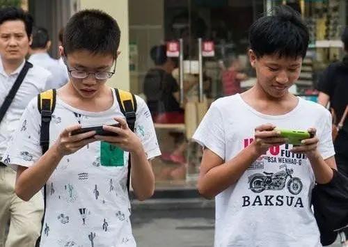 互联网的天下！大量年轻人正被“掏空”，中老年人也将“沦陷”