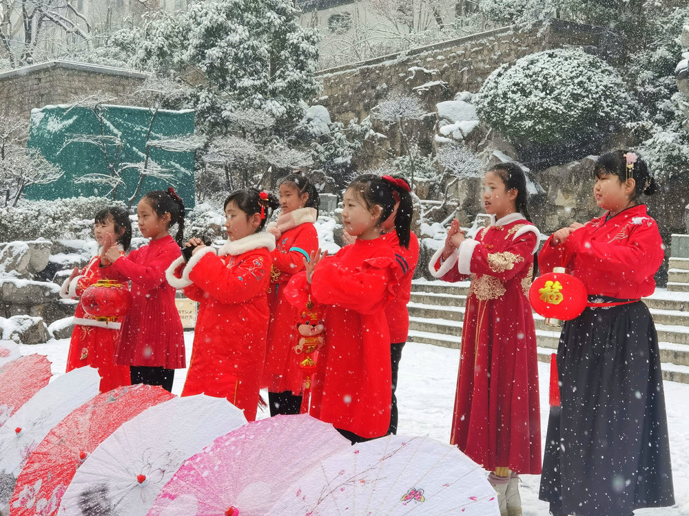 雪送祥瑞兆丰年：济南市民冒雪赏景