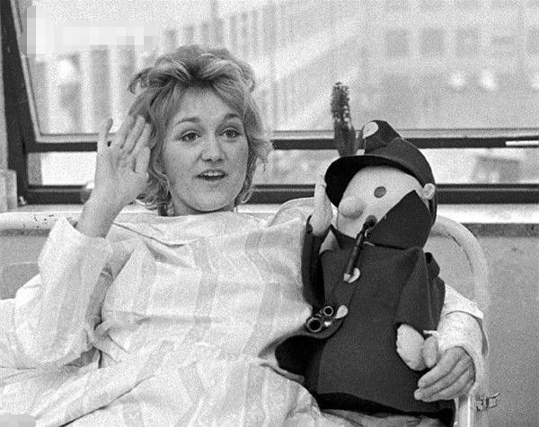 空难史上的奇迹！22岁空姐万米高空无伞坠落，幸运生还