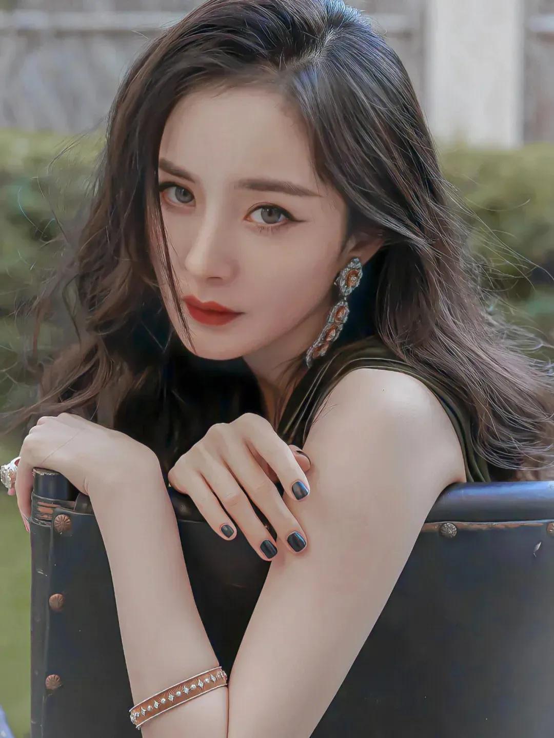 金晨、白鹿淡妆浓抹总相宜，自拍库存平易近人，领家妹妹即视感