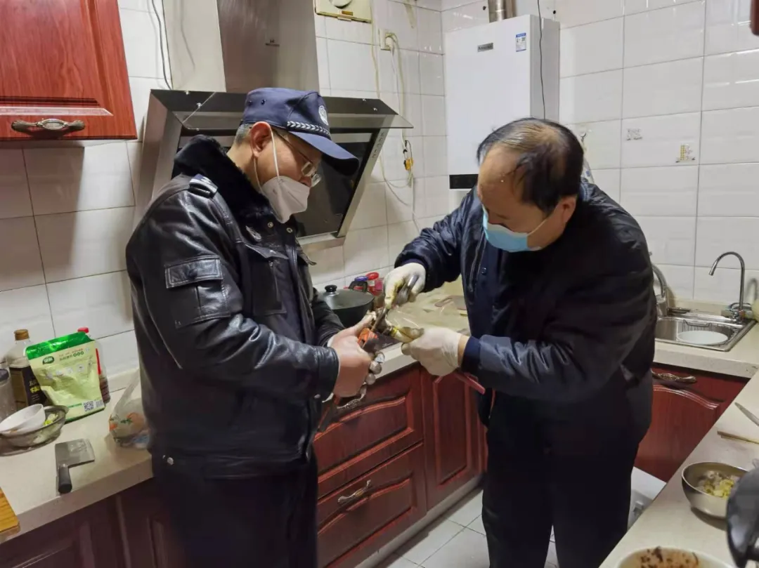西安新城公安：家里漏水，急！警长出手，暖