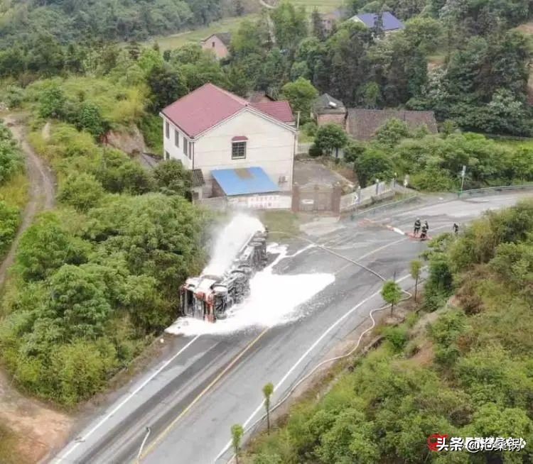 紧急排险！攸县桃水镇一辆油罐车侧翻泄漏