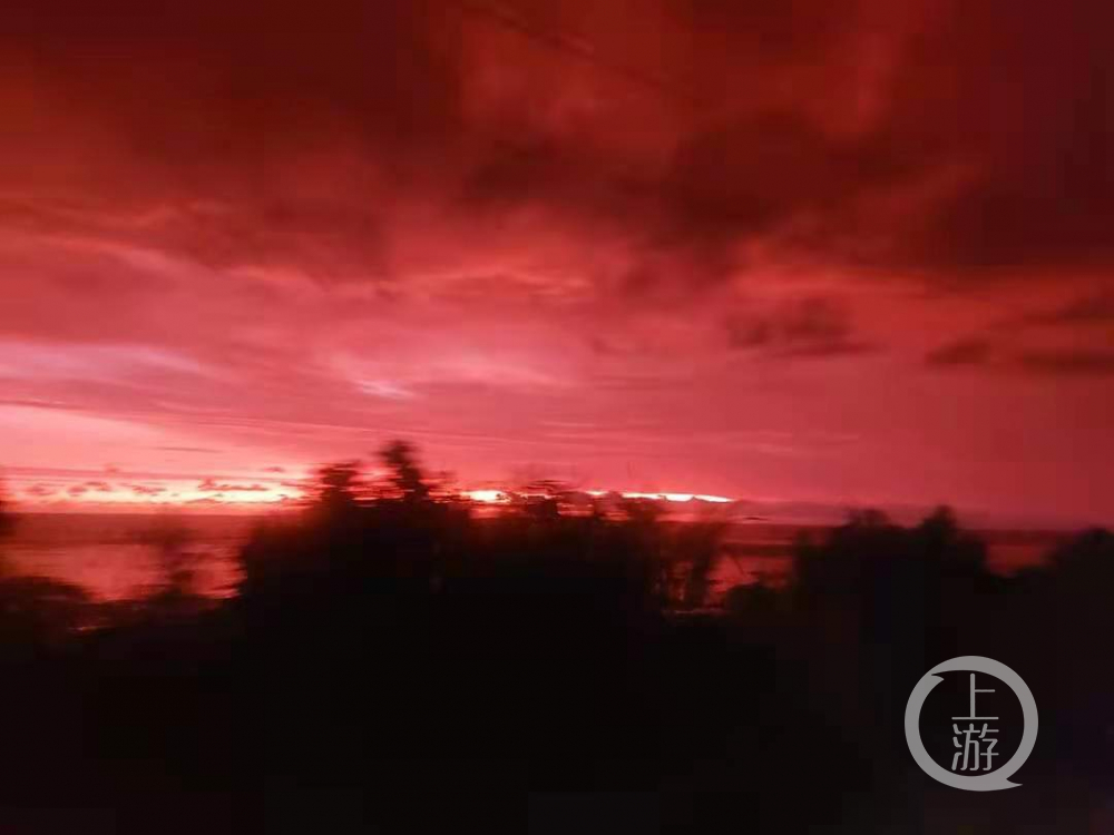 中国“淡定哥”在斐济直播汤加火山喷发，戴防毒面具直面火山灰