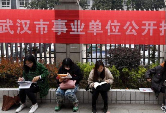 中国邮政总部开始招聘，平均月工资可达9000元，六险二金待遇好