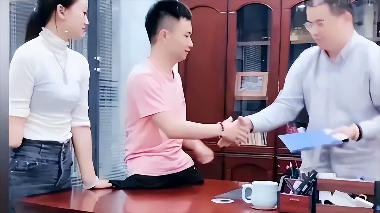 无腿丈夫出轨女粉丝，断臂妻子带孩子回老家，2年后结果大快人心