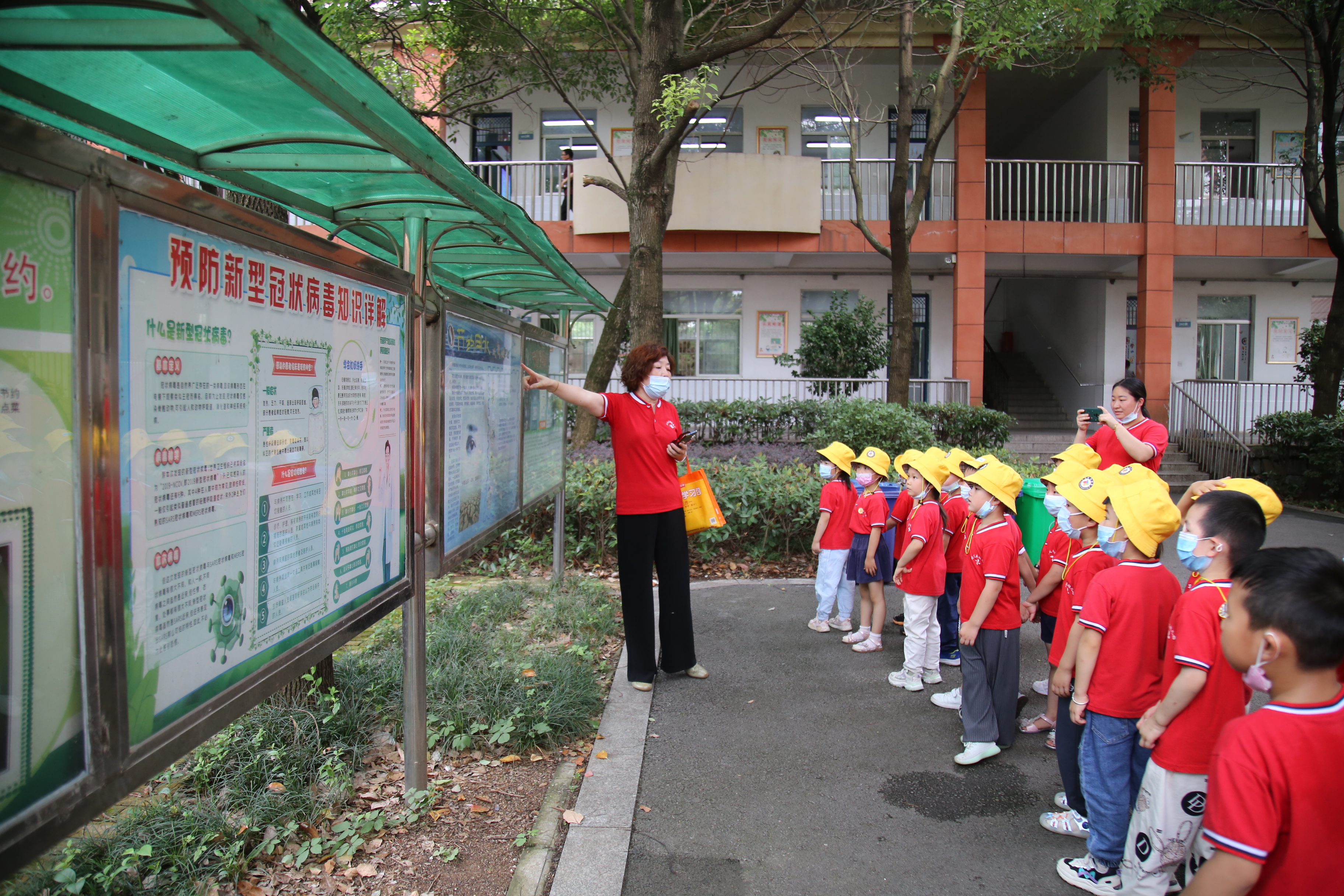 幼儿园孩子进东方红小学 体验小学生活