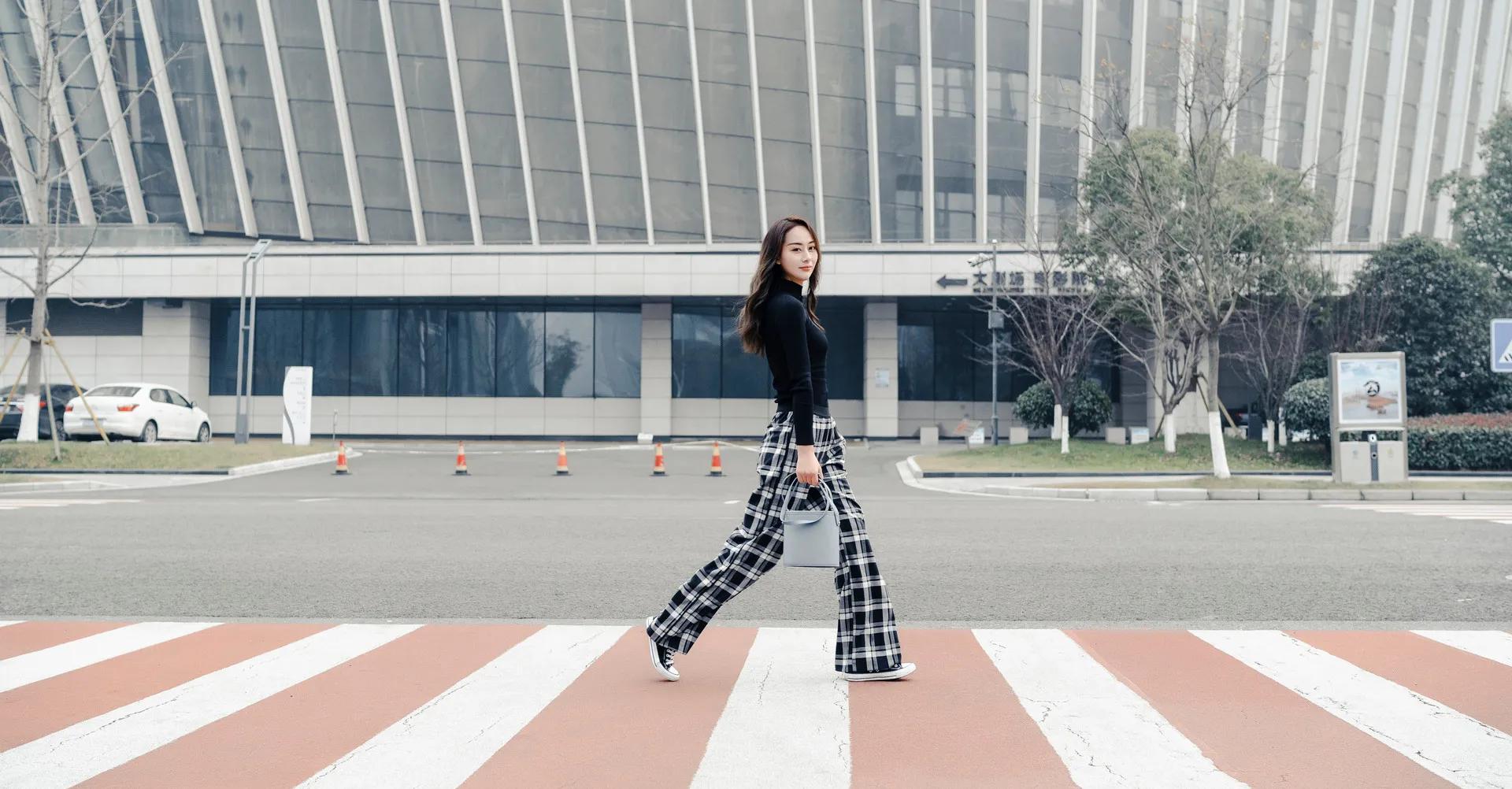 格子裤子土掉渣，错那是你不会穿，这样的混搭才是英伦格子裤