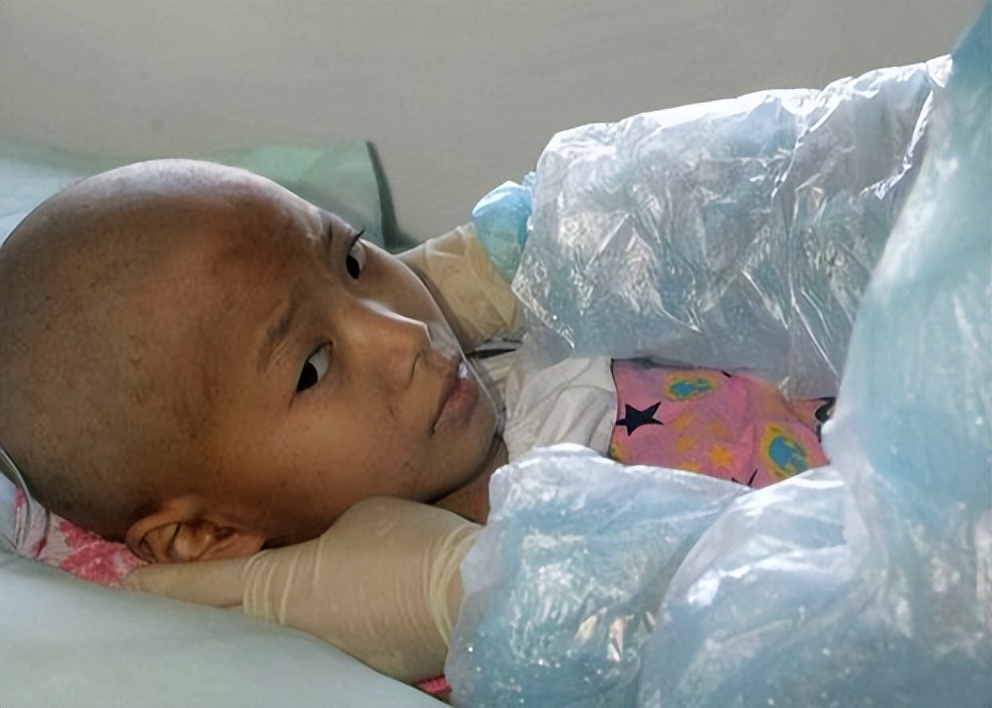 2005年女童身患白血病，为减轻养父负担，偷偷签下放弃治疗协议