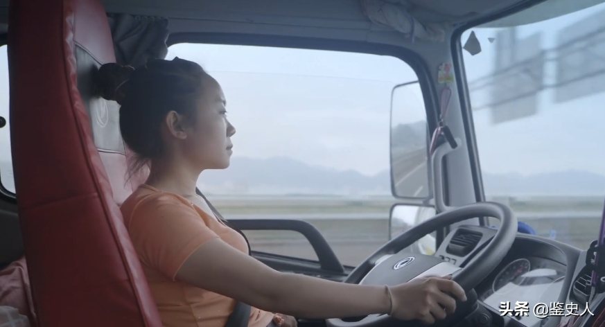 身高1米58小姑娘,开9米6大货车,攒钱买下豪车,证明女司机实力