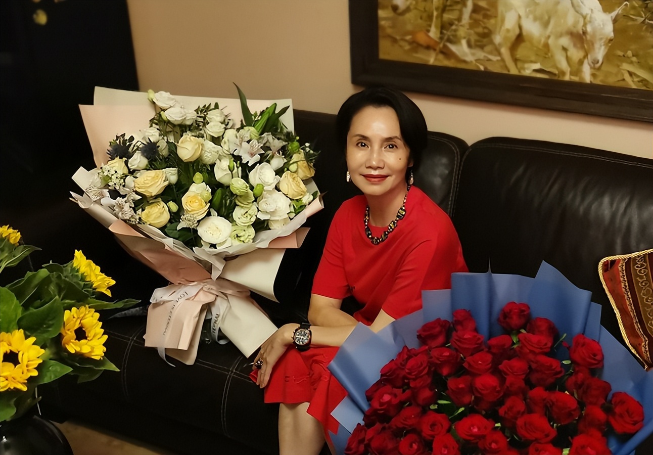 主持人徐莉:17岁入行,坚守播音行业43年,带着儿子嫁人幸福美满