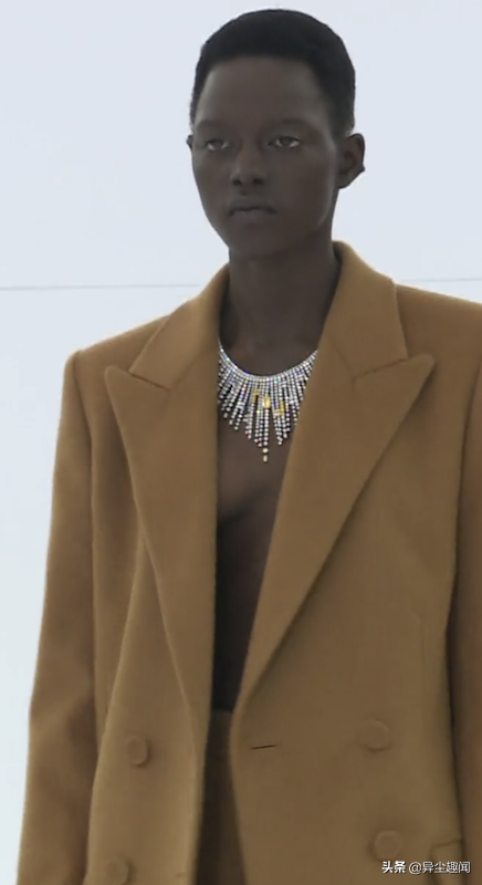 韩国女星宋慧乔现身Fendi大秀，她与前世界首富相谈甚欢