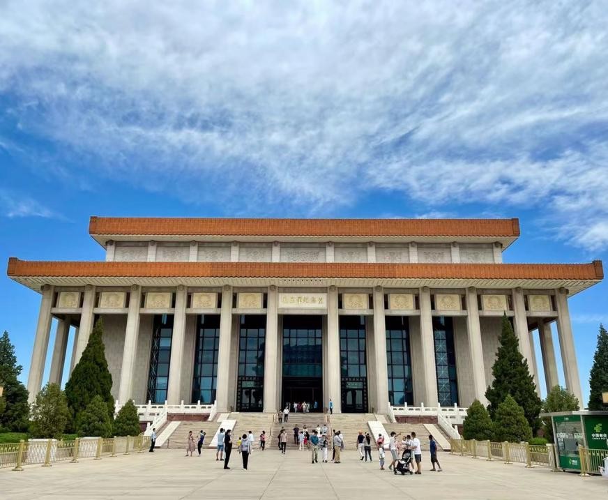 1976年毛主席逝世，华国锋召开紧急会议：有三个问题急需解决