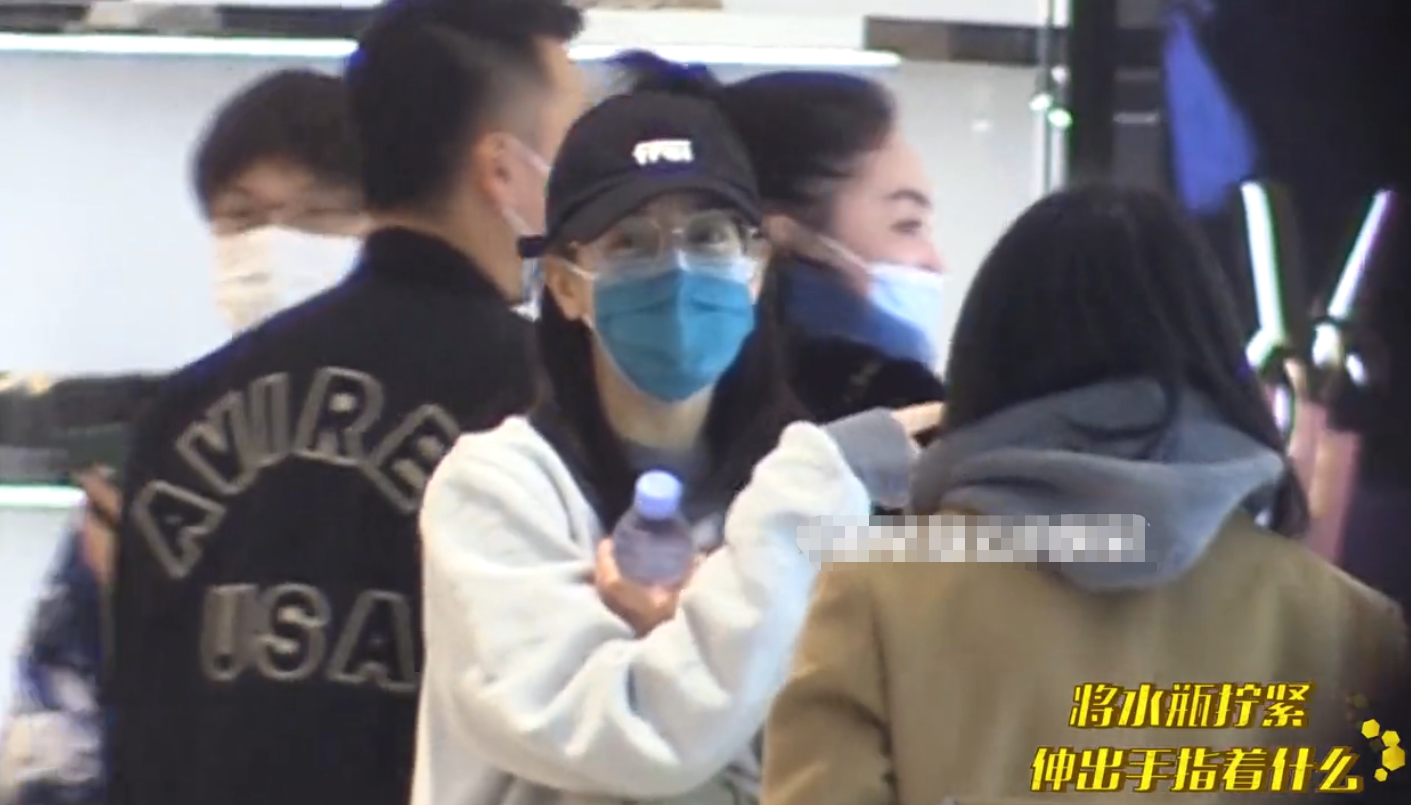 迪丽热巴不修边幅逛商场,手里提满奢侈品,边走边掏耳朵不顾形象