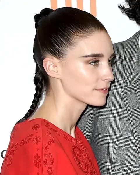 欧美明星们的辫子造型,适合2022年的夏天