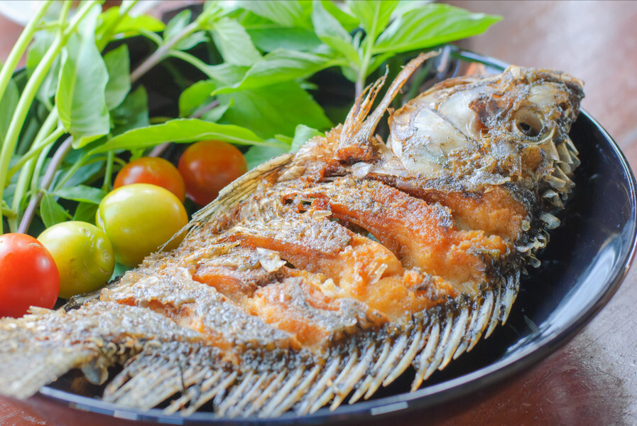 铁锅煎鱼，总是破皮还粘锅？大厨教你3个窍门，鱼肉完整不碎
