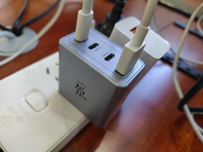 努比亚氘锋能量块65W四口氮化镓|一站式满足数码设备补电的全需求