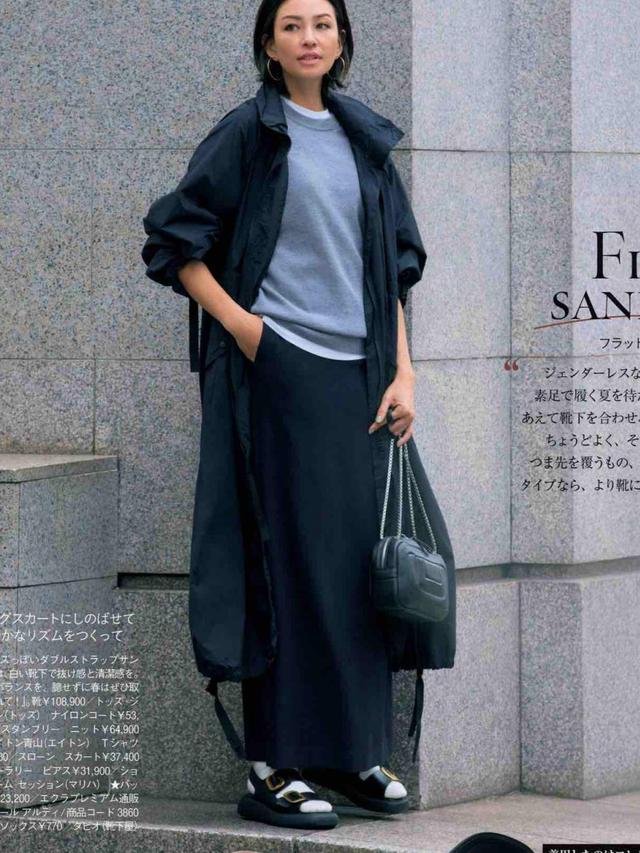 浅灰色围巾配什么衣服（黑白灰三种颜色的衣服搭配思路）