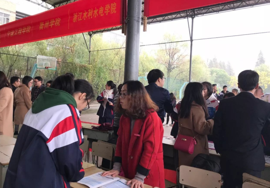 22年浙江首次高考已经结束，网友表示很羡慕，高考也有两次机会？