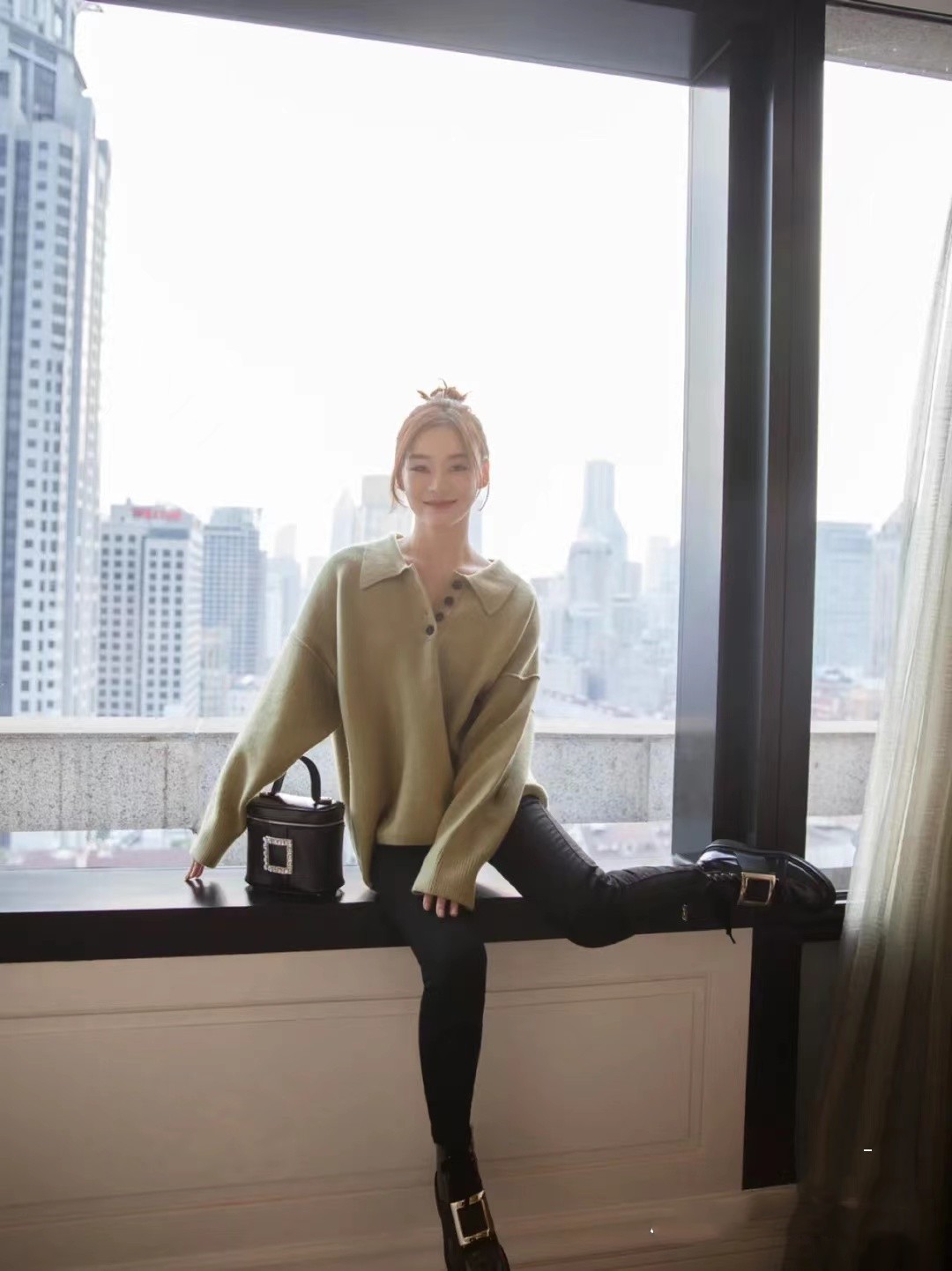 如果你和袁姗姗一样,属于上身凹凸有致型,在我们穿着修身的衣服时