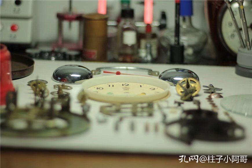 这只闹钟是1966年上海钟厂生产的，看见秒针走动，我心中甚是宽慰