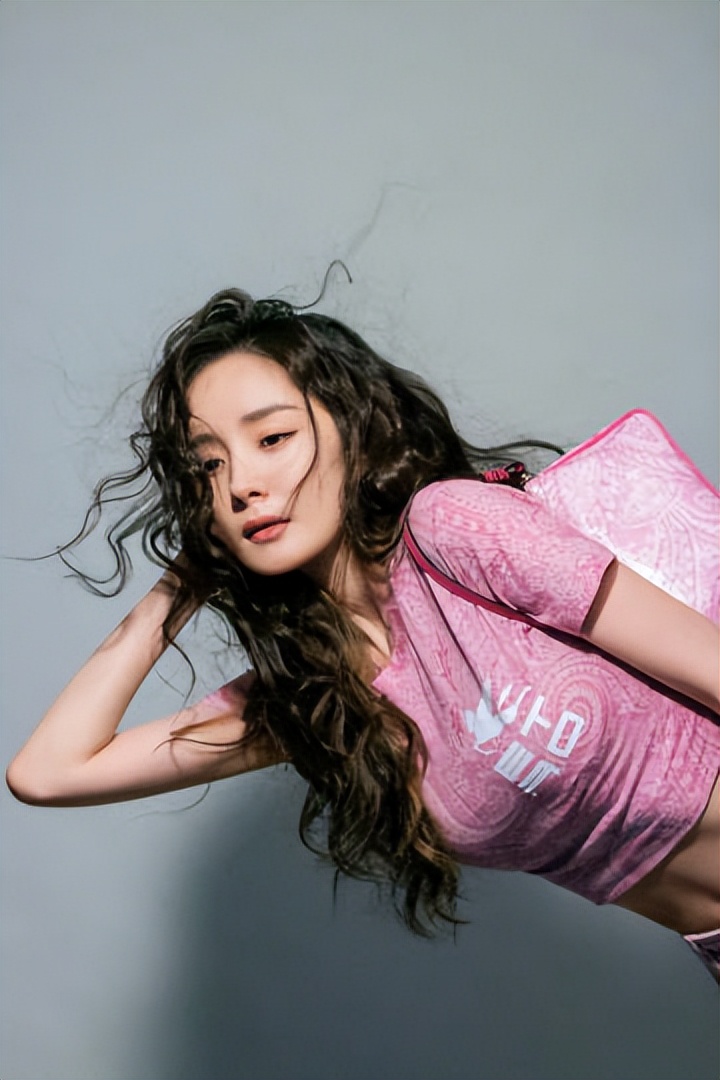 杨幂最新时尚照曝光，纤细腰围十分吸睛，腹肌线条清晰可见