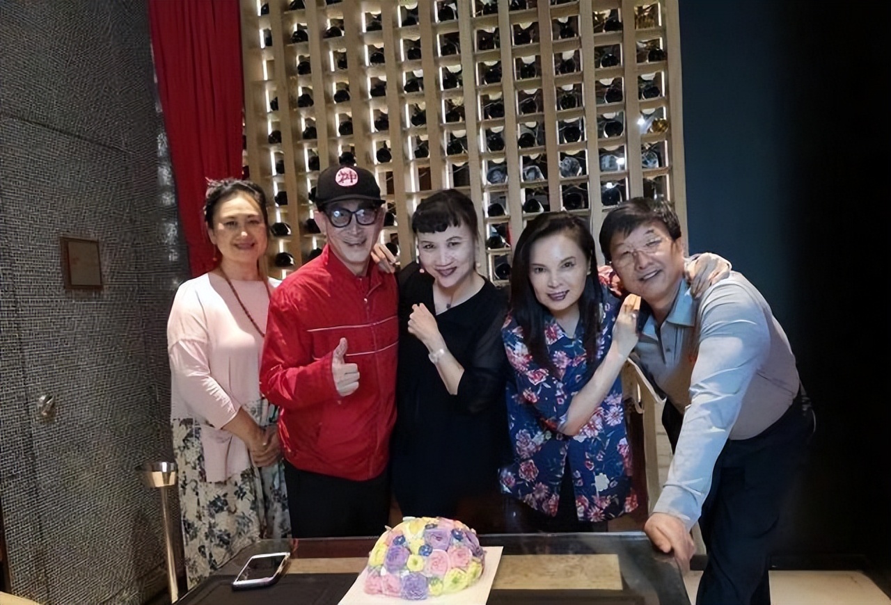 六小龄童跟老婆像父女，于虹穿红色上衣晒照片，年轻的不像同龄人