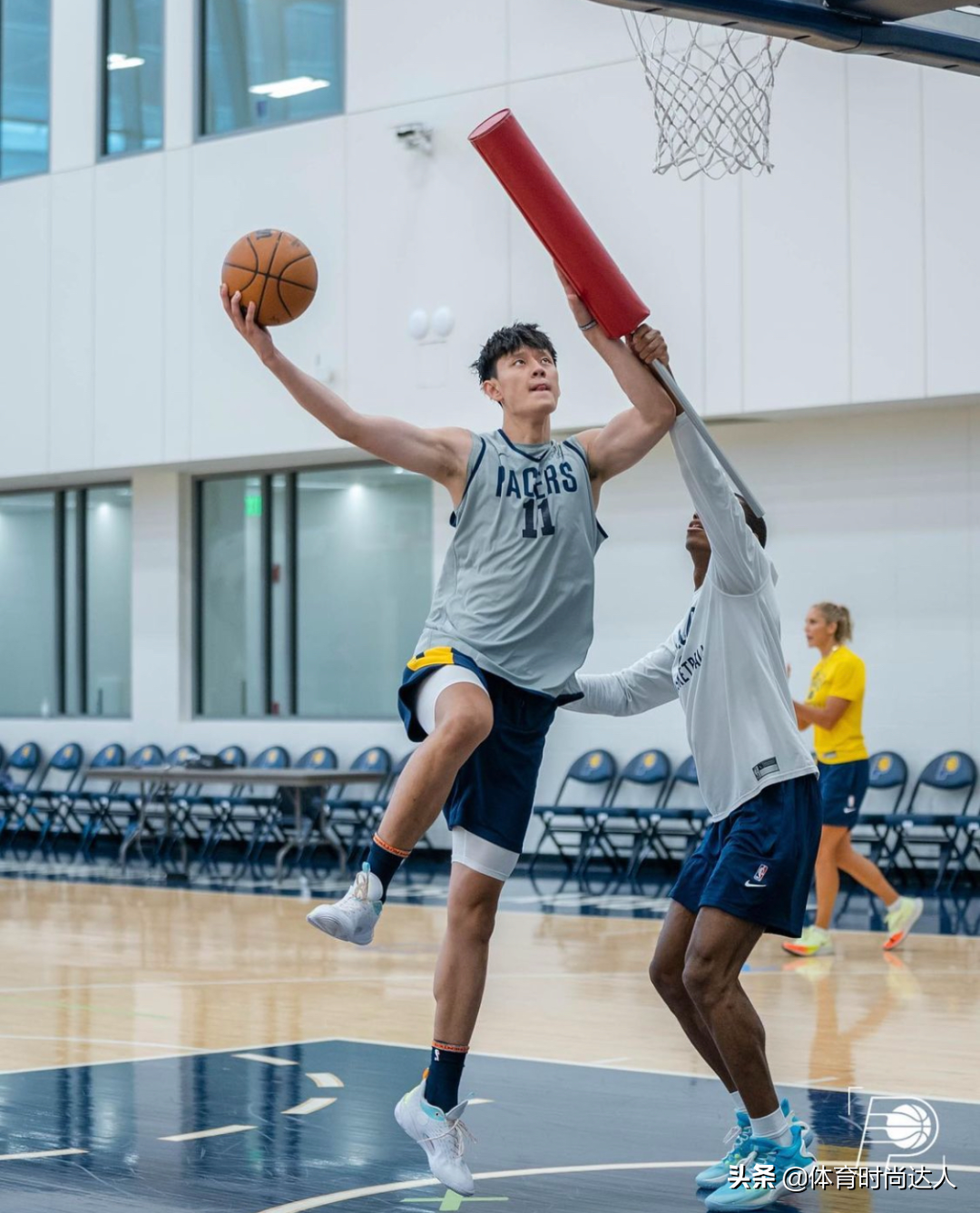 我国有哪些球员打过nba(重磅！三名中国球员签约NBA！历史记录被他们打破啊)