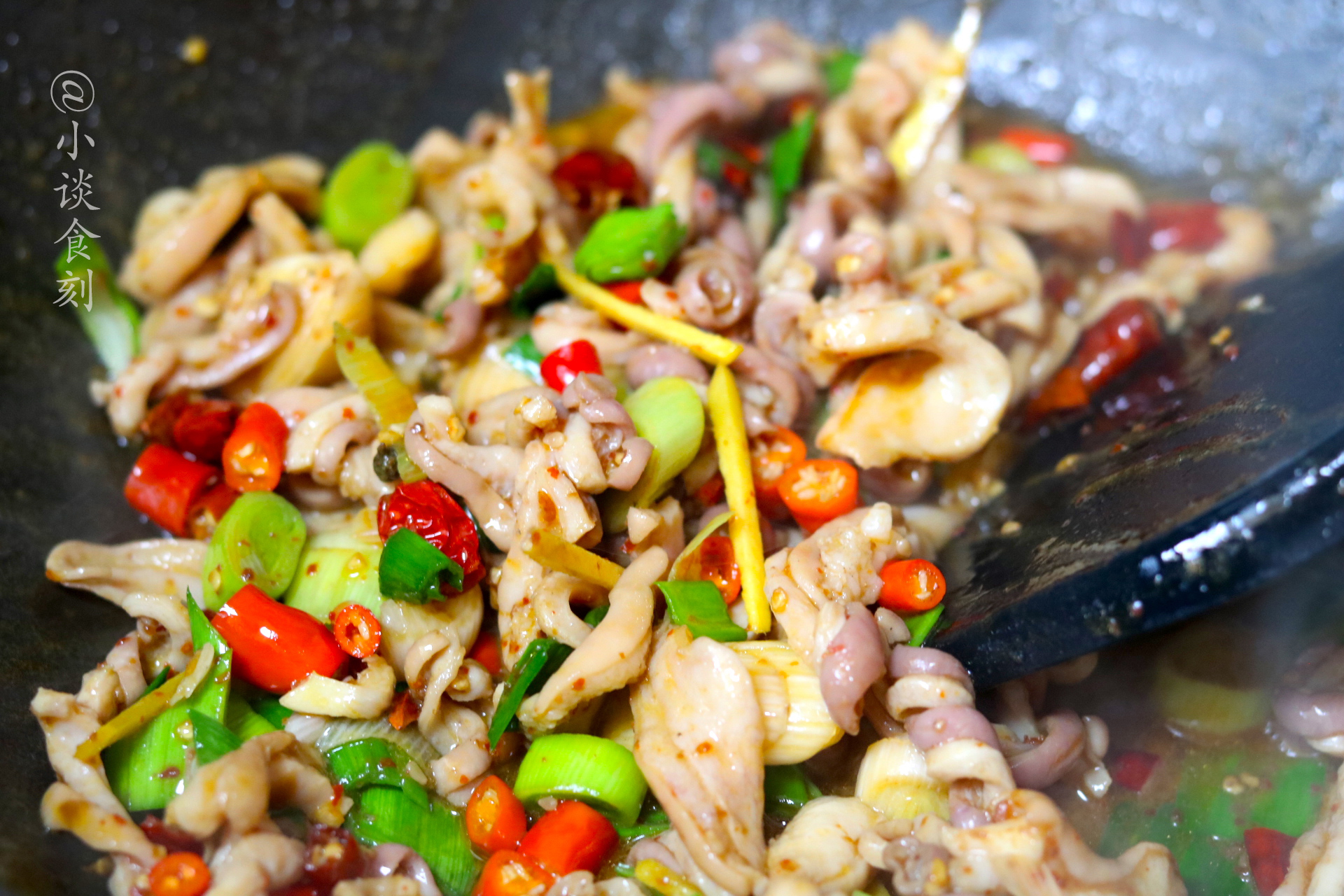 过年吃猪肚别卤了，牢记“1腌2炒3翻”，猪肚嫩滑爽脆，下饭香