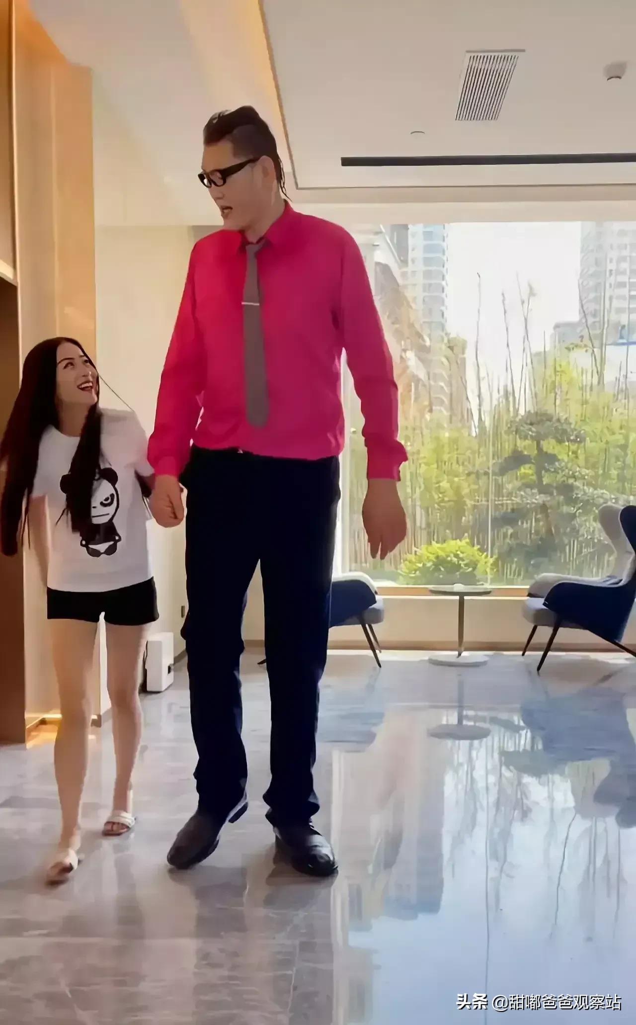 亚洲“第一巨人”张欢2.38米，妻子仅1.55米，他们是怎么生活的？